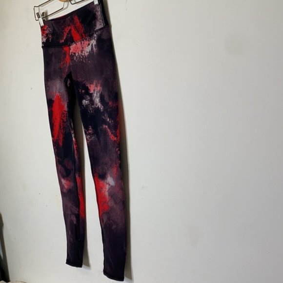 Alo Ruby Red Smoke Print Airbrush Leggings Size Small - Picture 4 of 12